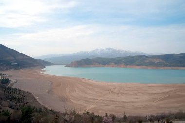 Charvak (korvok) Özbekistan Barajı 22 Mart 2025 Gölün çevresinde gündüz dağların manzarası
