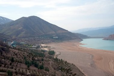 Charvak (korvok) Özbekistan Barajı 22 Mart 2025 Gölün çevresinde gündüz dağların manzarası