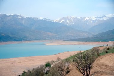 Charvak (korvok) Özbekistan Barajı 22 Mart 2025 Gölün çevresinde gündüz dağların manzarası