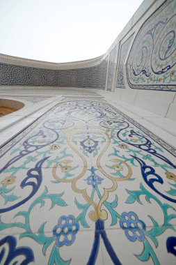 Minor Camii Taşkent Özbekistan 25 Mart 2025 'te cami çevresinde geleneksel mermer ve turkuaz kubbeli modern bir cami inşa edildi.