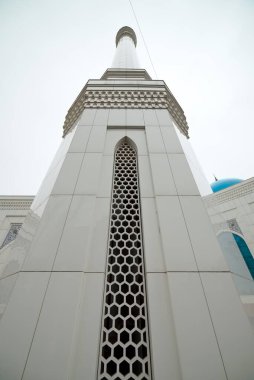 Minor Camii Taşkent Özbekistan 25 Mart 2025 'te cami çevresinde geleneksel mermer ve turkuaz kubbeli modern bir cami inşa edildi.