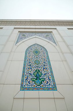 Minor Camii Taşkent Özbekistan 25 Mart 2025 'te cami çevresinde geleneksel mermer ve turkuaz kubbeli modern bir cami inşa edildi.