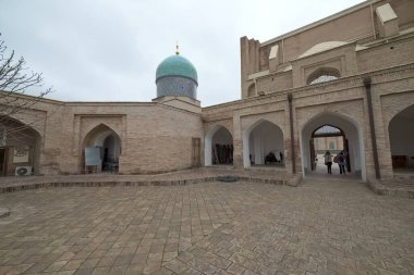 Hazrati 'li anne Jome Masjidi Taşkent Özbekistan 25 Mart 2025 Hazretli Imom Jome Masjidi Taşkent Özbekistan' da bir el sanatları dükkanı