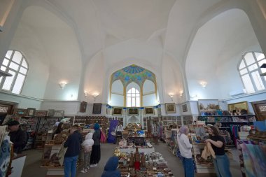 Hazrati 'li anne Jome Masjidi Taşkent Özbekistan 25 Mart 2025 Hazretli Imom Jome Masjidi Taşkent Özbekistan' da bir el sanatları dükkanı