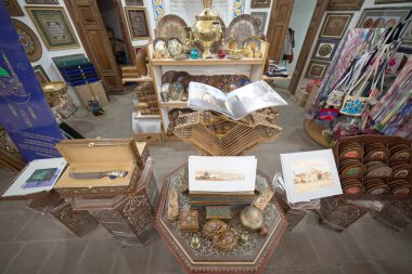 Hazrati 'li anne Jome Masjidi Taşkent Özbekistan 25 Mart 2025 Hazretli Imom Jome Masjidi Taşkent Özbekistan' da bir el sanatları dükkanı