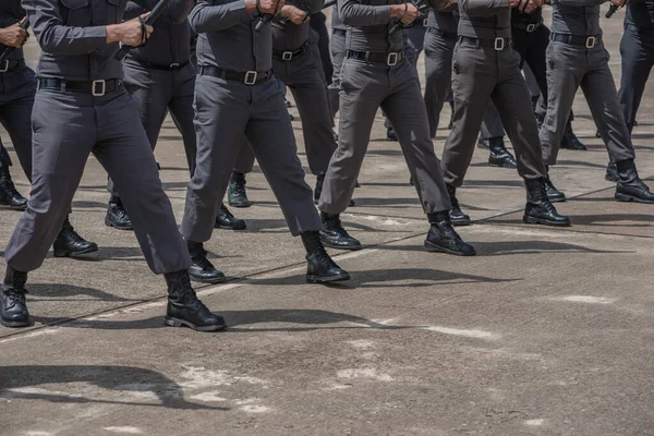 Riot Politie Coaches Beoordelen Menigte Controle — Stockfoto