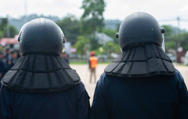 Çevik kuvvet antrenörleri kalabalığı kontrol ediyor