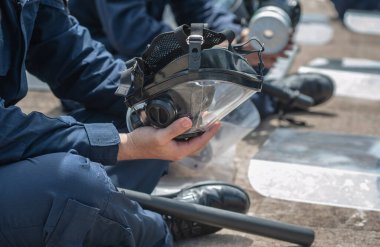 Çevik kuvvet antrenörleri kalabalığı kontrol ediyor