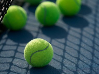 Tenis kortunda tenis topu
