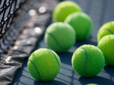 Tenis kortunda tenis topu