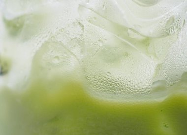 Plastik bardaktaki buz, çay içeceği.