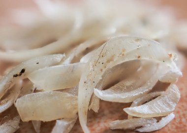 Tırnakları kesilmiş ve tırnakları üst üste yığılmış..