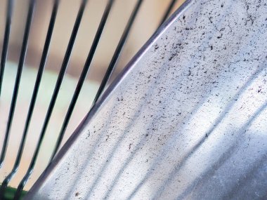 Pervane ve ızgaralarda toz ve pas var.