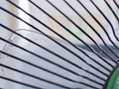 Pervane ve ızgaralarda toz ve pas var.