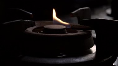 Kıvılcım tabancasıyla hafif ev yapımı gaz..