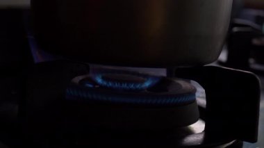 Kıvılcım tabancasıyla hafif ev yapımı gaz..