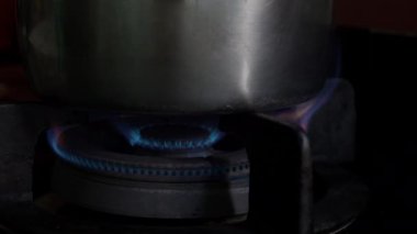 Kıvılcım tabancasıyla hafif ev yapımı gaz..