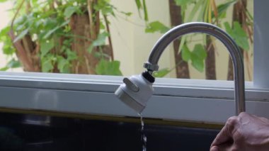 Bardakları ve kaşıkları lavaboda durula..