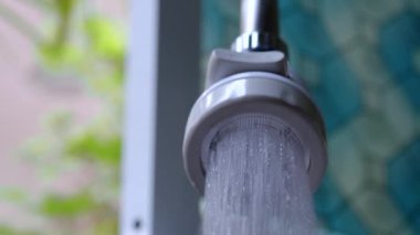 Lavaboya damlayan musluk.