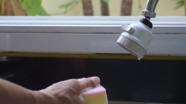 Bardakları ve kaşıkları lavaboda durula..