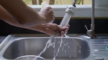 Bardakları ve kaşıkları lavaboda durula..