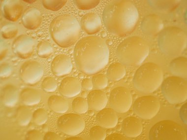 Buzlu kahve bardağına buz damlaları.