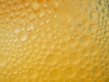 Buzlu kahve bardağına buz damlaları.