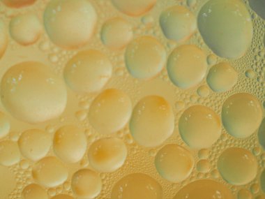 Buzlu kahve bardağına buz damlaları.