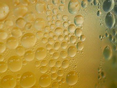 Buzlu kahve bardağına buz damlaları.