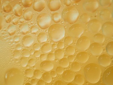 Buzlu kahve bardağına buz damlaları.