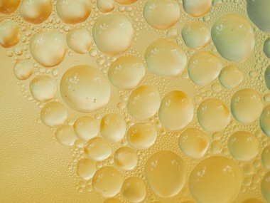 Buzlu kahve bardağına buz damlaları.