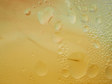 Buzlu kahve bardağına buz damlaları.