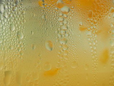 Buzlu kahve bardağına buz damlaları.