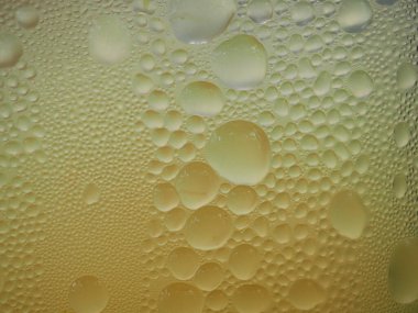 Buzlu kahve bardağına buz damlaları.