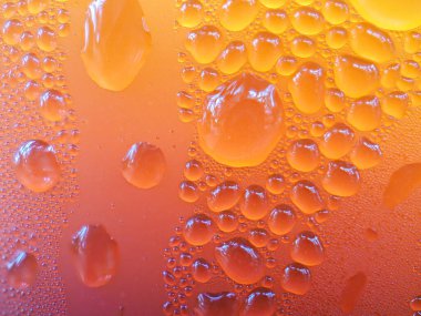 Buzlu kahve bardağına buz damlaları.