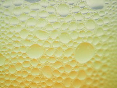 Buzlu kahve bardağına buz damlaları.