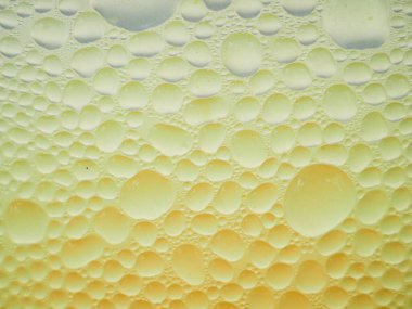 Buzlu kahve bardağına buz damlaları.