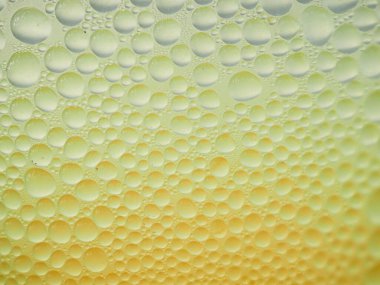 Buzlu kahve bardağına buz damlaları.