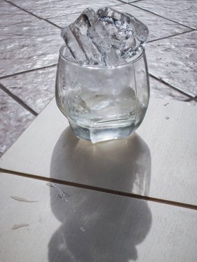 Soğuk içecekler için buz küpleri.