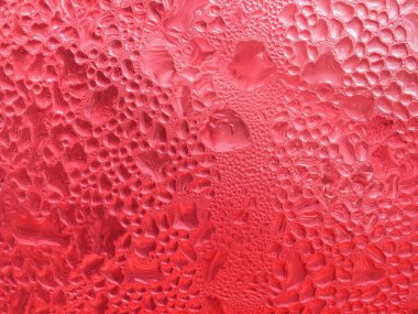 Kırmızı soğuk bir bardağa buz damlaları