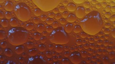 Buzlu kahve bardağına buz damlaları.