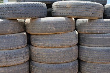 Eski araba lastikleri geri dönüşümü bekliyor..