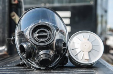 Zehirli gazlara ve kirliliğe karşı bir maske takın..