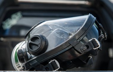 Zehirli gazlara ve kirliliğe karşı bir maske takın..