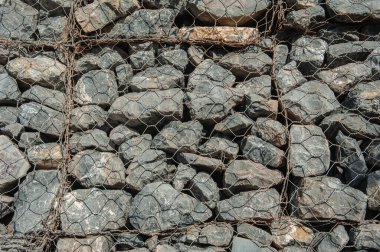 Dalgaların aşınmasını önlemek için kayaları doldurun..