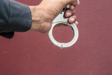Polis kelepçe kullanımını gösterdi