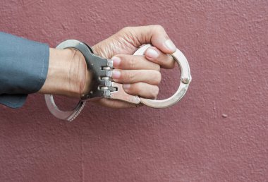 Polis kelepçe kullanımını gösterdi