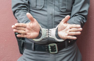 Polis kelepçe kullanımını gösterdi