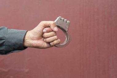Polis kelepçe kullanımını gösterdi