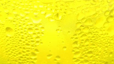 Sarı bir bardağa buz damlaları